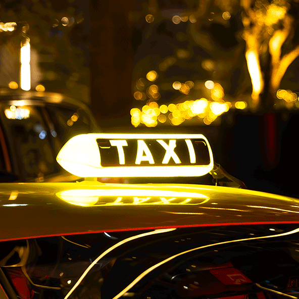 Lampka z napisem taxi na dachu samochodu